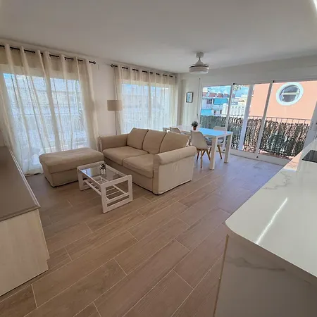 Con Terraza Y Parking En Primera Linea