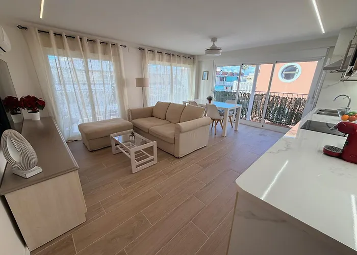 Con Terraza Y Parking En Primera Linea